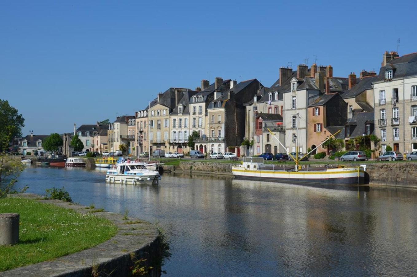 Spacieux T3 Lumineux Dans Quartier Historique Avec Wifi Redon Exterior photo